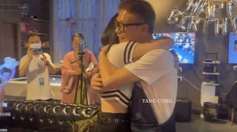 61歲港星暴瘦被指像老伯,健康惹網友擔心,自爆跟太太10年無性生活
