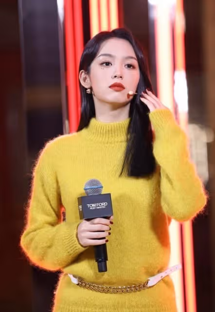 周也真是長了張「電影臉」,穿著黃色毛衣好明媚,膚色真夠白的