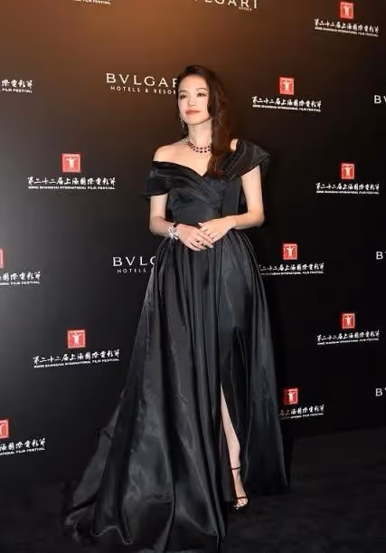 舒淇的魅力都不用多說,一襲黑裙好魅惑,這氣場真受人矚目