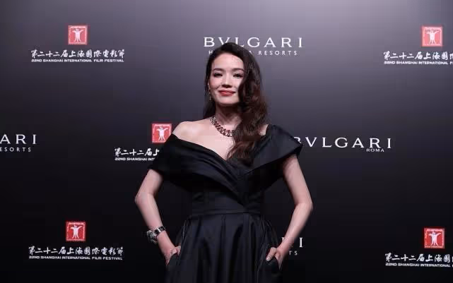 舒淇的魅力都不用多說,一襲黑裙好魅惑,這氣場真受人矚目