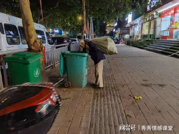 故事:一男子邀請拾荒老太吃燒烤,結束後,將老太丟進焚化爐