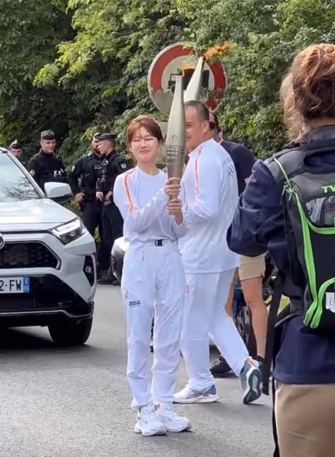 趙露思法國當奧運火炬手!開跑前喊話也太可愛!全英文受訪!