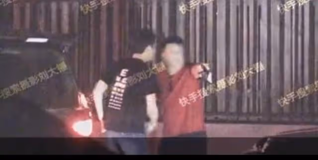 告別趙麗穎?馮紹峰被拍帶兩女生回家!連續兩晚都被拍!