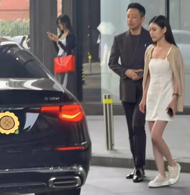 汪小菲懶理大S討錢官司,帶未婚妻北京逛街,女方提百萬包包購物