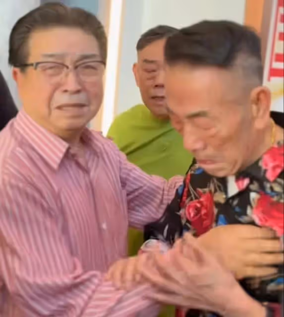 相聲大佬北京聚會!劉洪沂罕露面,92歲楊少華失控淚崩,布鞋搶鏡