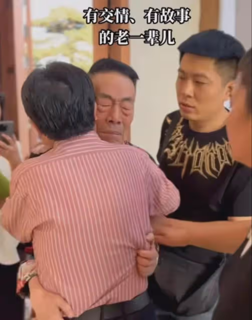 相聲大佬北京聚會!劉洪沂罕露面,92歲楊少華失控淚崩,布鞋搶鏡