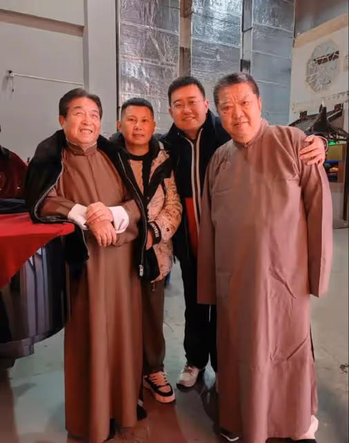 相聲大佬北京聚會!劉洪沂罕露面,92歲楊少華失控淚崩,布鞋搶鏡