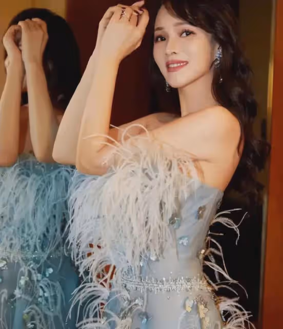 笑不活了!秦昊連夜衝上熱搜!出席坎城,穿皺巴巴的西服配涼鞋!