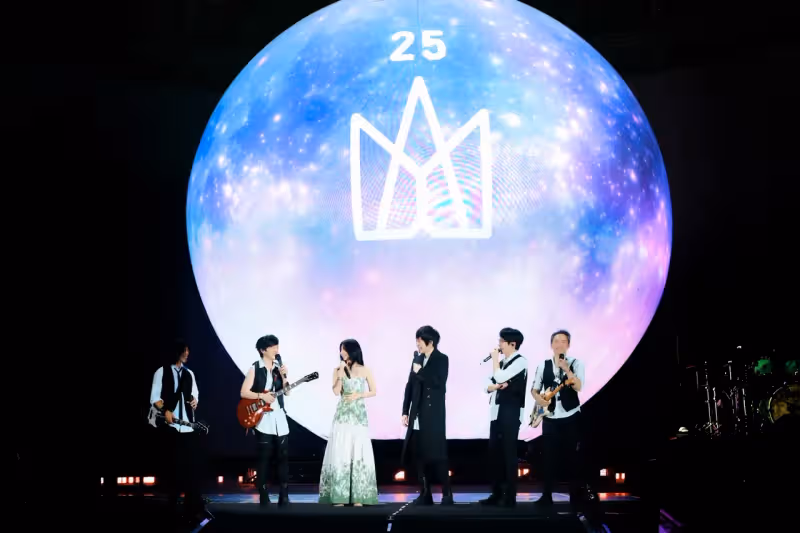 五月天阿信鳥巢牽手女神　陳綺貞辣洩美背成最美風景