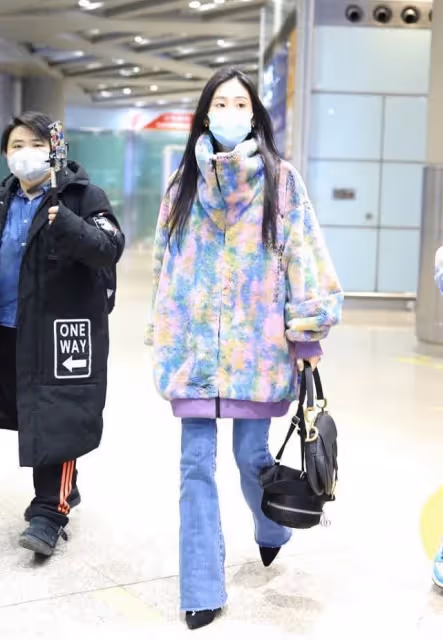 張碧晨私下裡挺有氣場的,咖色大衣配牛仔褲,隨性又不失帥氣