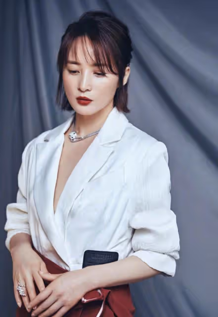 職場女人超愛穿的西裝,選對款式時髦又個性,蔣勤勤就駕馭得很好
