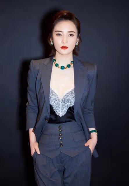 職場女人超愛穿的西裝,選對款式時髦又個性,蔣勤勤就駕馭得很好