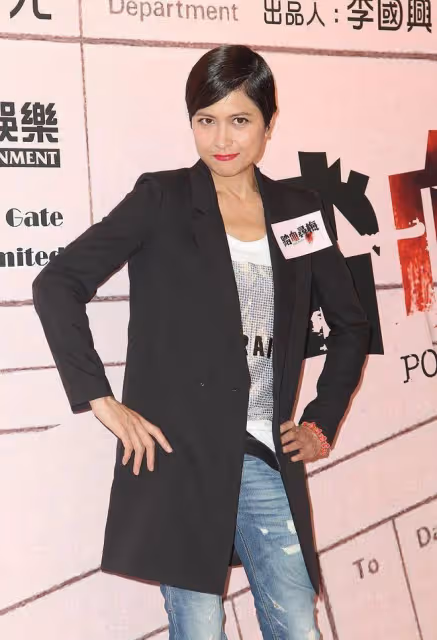 普通的牛仔褲怎麼穿出時尚感?學學邵美琪的造型,穿對了好時髦