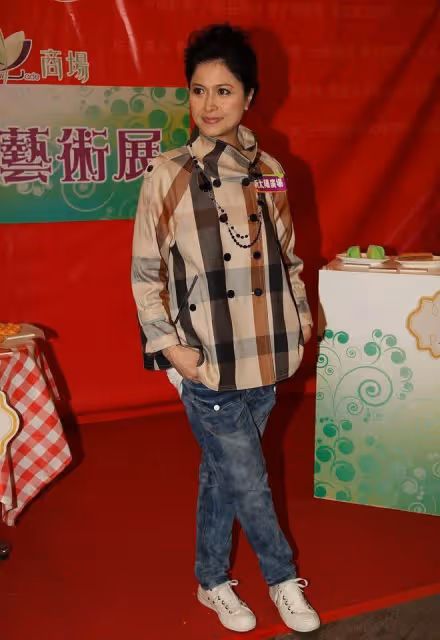 普通的牛仔褲怎麼穿出時尚感?學學邵美琪的造型,穿對了好時髦