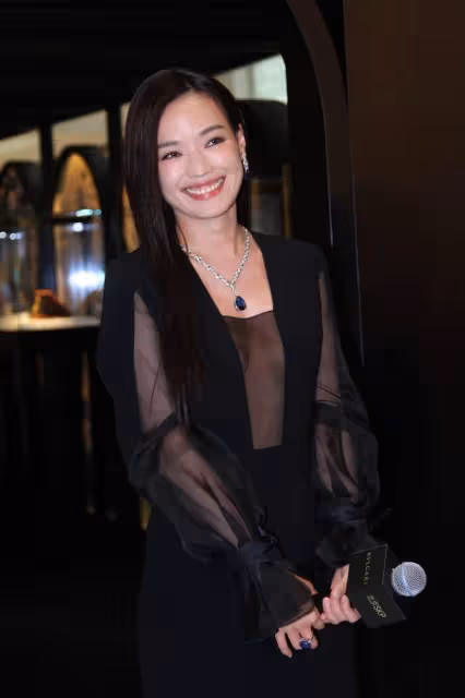 舒淇身上一點贅肉都沒有,長裙中間開條縫,感覺還挺有女人味的