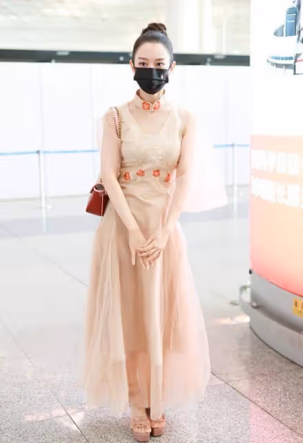吉娜雖然是外國人,但穿著很有國風感,一襲裸色輕紗裙很有古韻