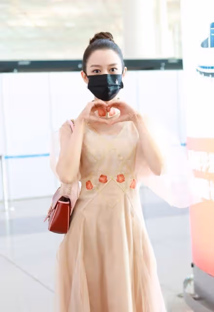 吉娜雖然是外國人,但穿著很有國風感,一襲裸色輕紗裙很有古韻