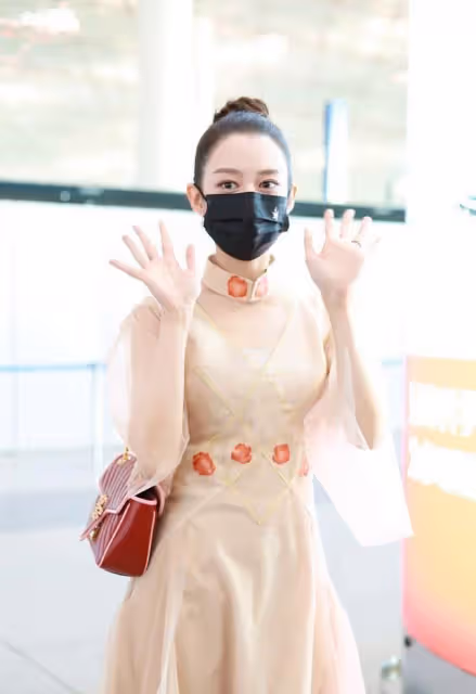 吉娜雖然是外國人,但穿著很有國風感,一襲裸色輕紗裙很有古韻