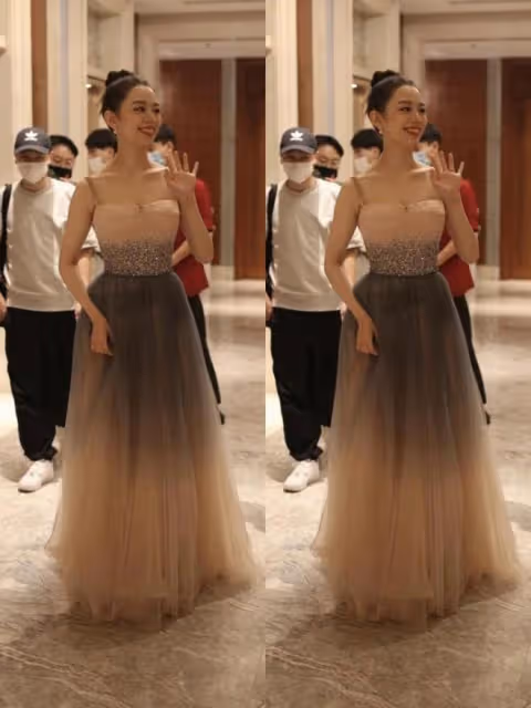 吉娜雖然是外國人,但穿著很有國風感,一襲裸色輕紗裙很有古韻