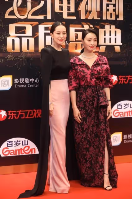 女明星同框有多絕?海清氣場十足,陶虹嫵媚動人,兩人都很美