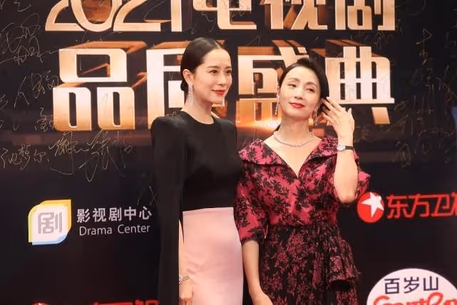女明星同框有多絕?海清氣場十足,陶虹嫵媚動人,兩人都很美