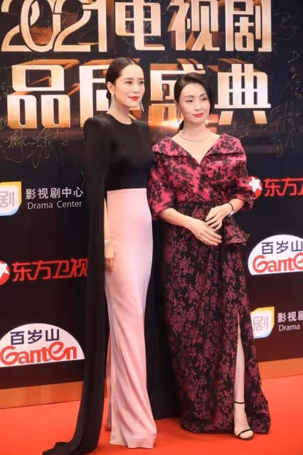 女明星同框有多絕?海清氣場十足,陶虹嫵媚動人,兩人都很美