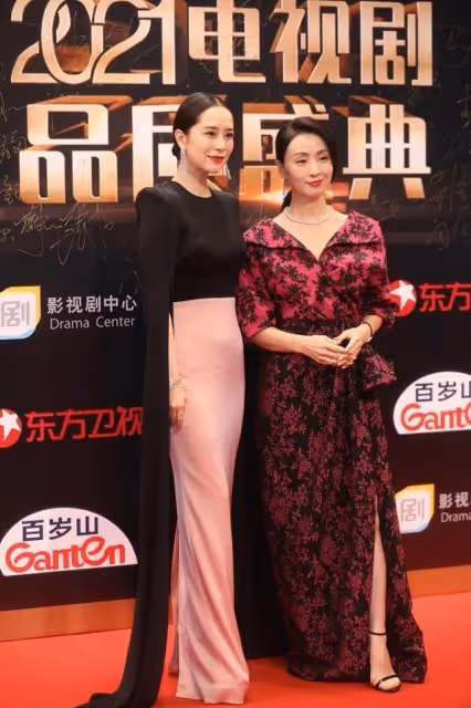 女明星同框有多絕?海清氣場十足,陶虹嫵媚動人,兩人都很美