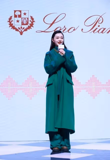 宋軼的膚色真夠白的,穿一身墨綠色的造型,生圖也是那麼美