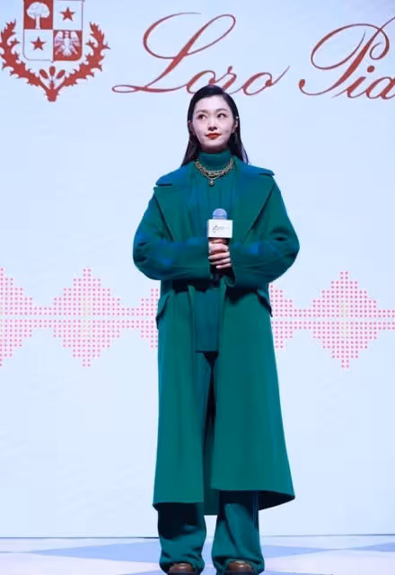 宋軼的膚色真夠白的,穿一身墨綠色的造型,生圖也是那麼美