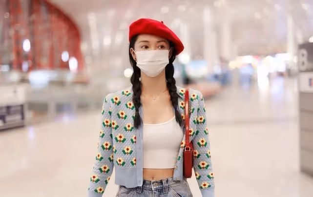 周潔瓊長得就很復古,一身抹胸連體褲看著更有摩登感,太有魅力了