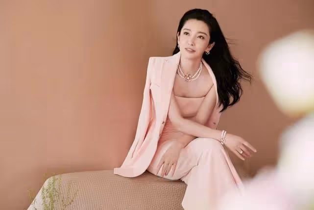 李冰冰的身材是真實存在的嗎?穿抹胸裙好苗條啊,看著像人魚一樣