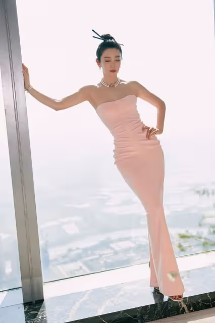李冰冰的身材是真實存在的嗎?穿抹胸裙好苗條啊,看著像人魚一樣