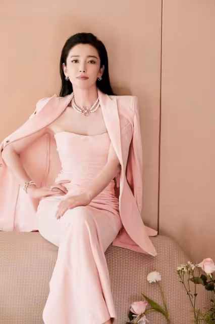 李冰冰的身材是真實存在的嗎?穿抹胸裙好苗條啊,看著像人魚一樣
