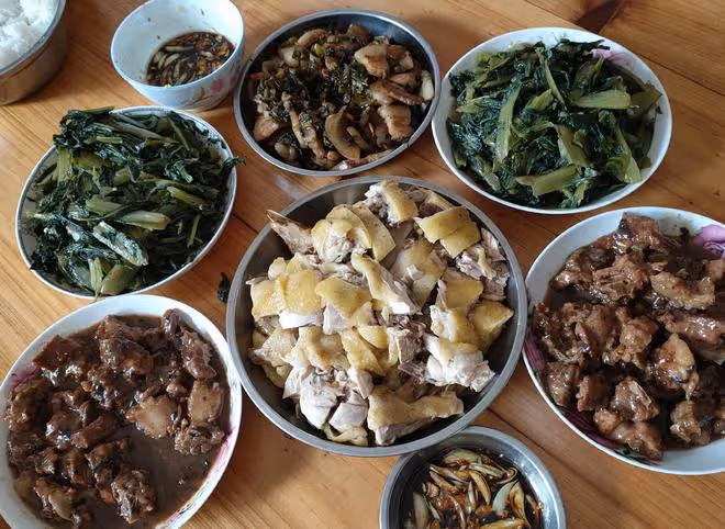 回家幫忙摘荔枝,我燒了柴火飯,大嫂:做得真差勁,還不如點外賣