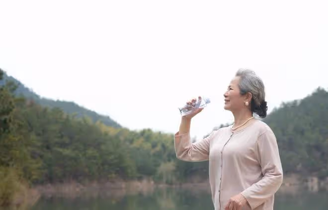 再婚老伴生病,大爺出錢出力,可到自己時,大媽:4個條件就伺候