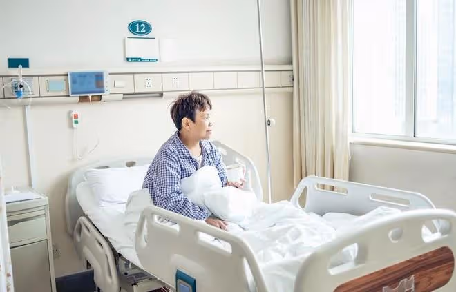 再婚老伴生病,大爺出錢出力,可到自己時,大媽:4個條件就伺候