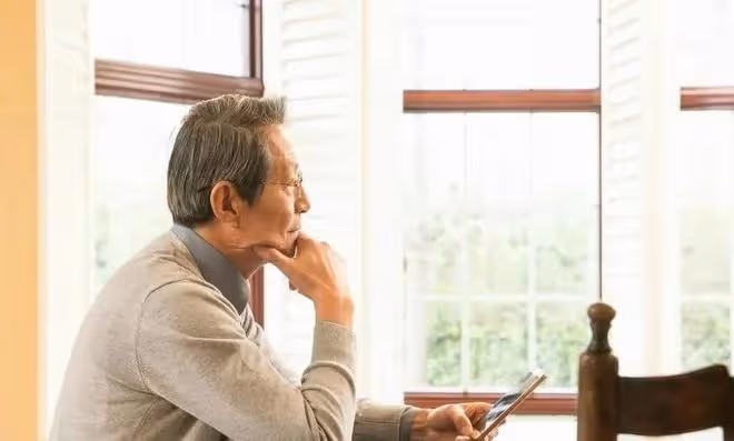 74歲大爺心動年輕保姆3年被騙7萬，女兒阻止，大爺：斷絕父女關係