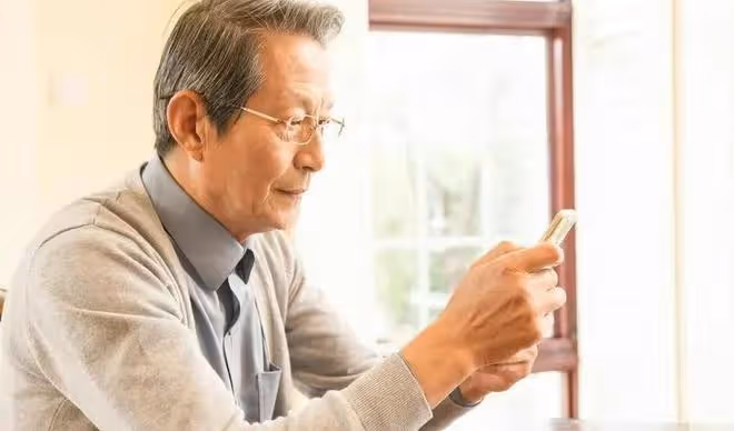 74歲大爺心動年輕保姆3年被騙7萬,女兒阻止,大爺:斷絕父女關係