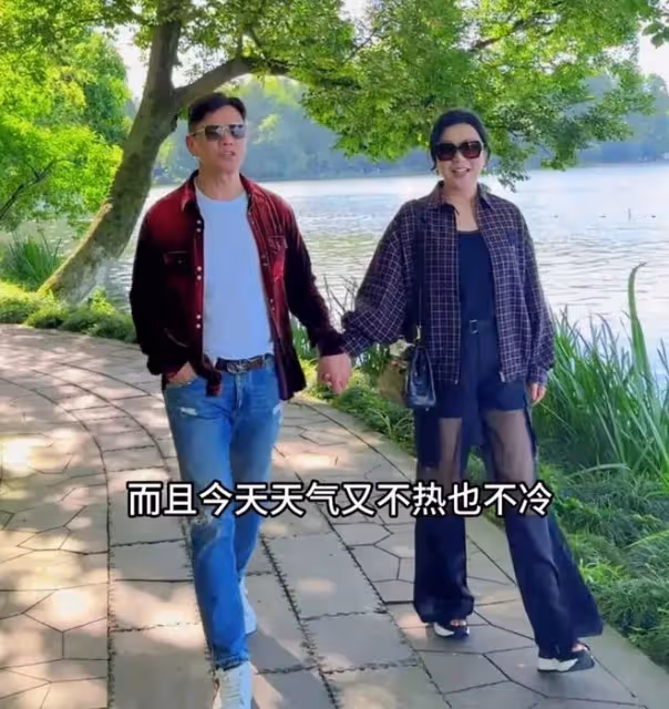 呂良偉攜妻子漫步西湖,全程牽手好恩愛,69歲風采不減似50歲