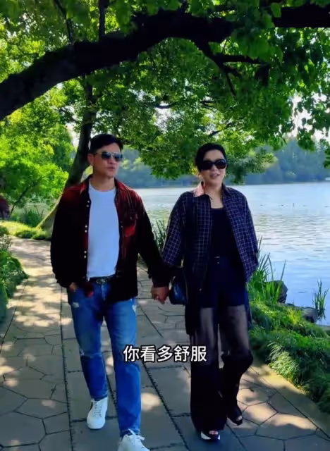 呂良偉攜妻子漫步西湖,全程牽手好恩愛,69歲風采不減似50歲