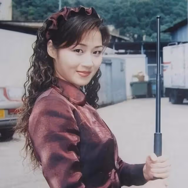 愛過令狐沖,甩過甄子丹,相識7天閃婚,54歲張弛有度如馬伊琍