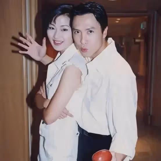 愛過令狐沖,甩過甄子丹,相識7天閃婚,54歲張弛有度如馬伊琍