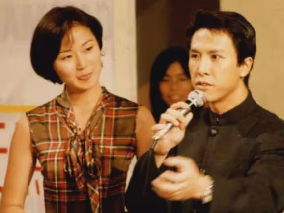 愛過令狐沖,甩過甄子丹,相識7天閃婚,54歲張弛有度如馬伊琍