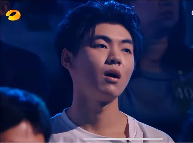 不裝了,《歌手》首輪淘汰賽上的那英,打臉內娛多少人的虛偽
