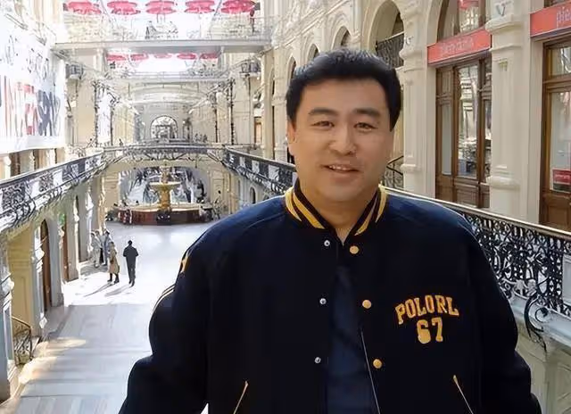 他是清華校長的兒子,擔任央視主持人32年,如今62歲為何仍單身?