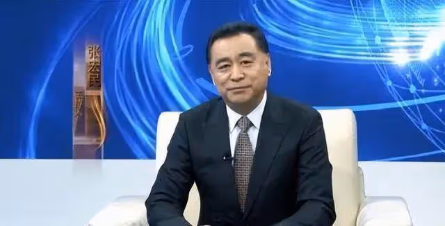 他是清華校長的兒子,擔任央視主持人32年,如今62歲為何仍單身?