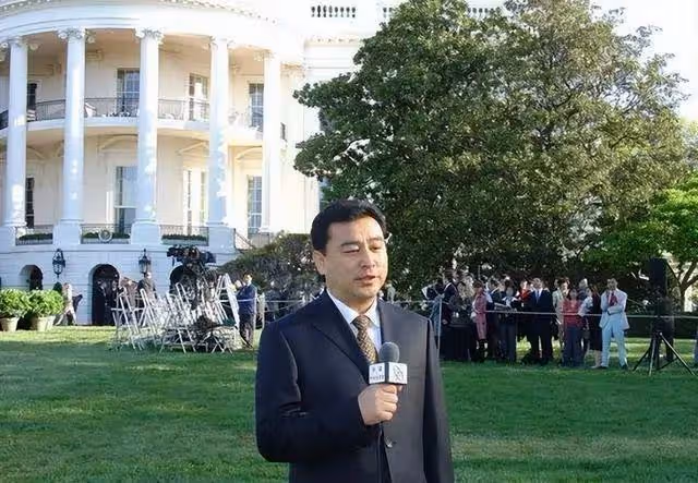 他是清華校長的兒子,擔任央視主持人32年,如今62歲為何仍單身?