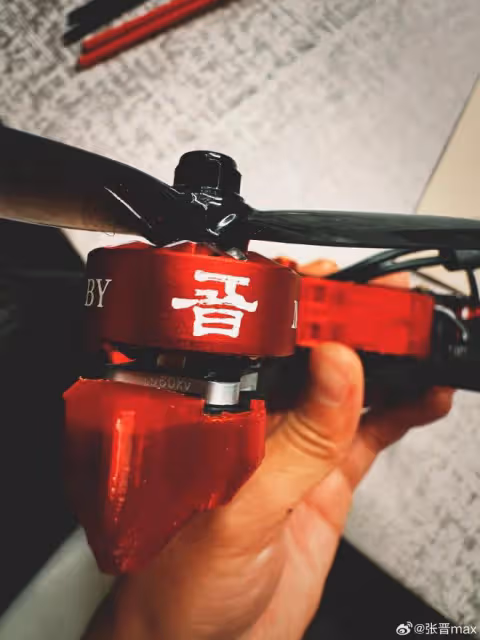 張晉50歲生日曬全家福,倆女兒長成翻版蔡少芬,兒子燙卷髮像爸爸