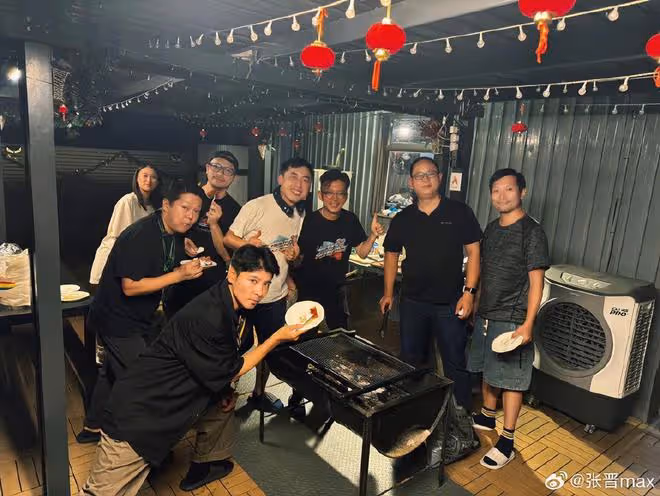 張晉50歲生日曬全家福,倆女兒長成翻版蔡少芬,兒子燙卷髮像爸爸