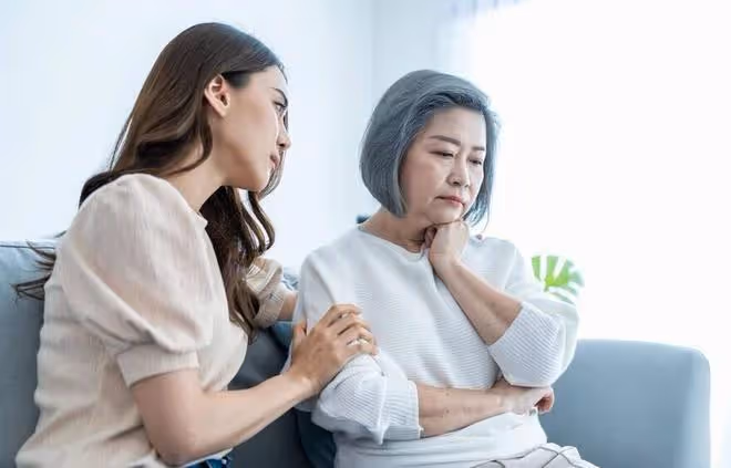 52歲男保姆:月工資7500,但每天要為72歲僱主揉肩搓背,我太難了